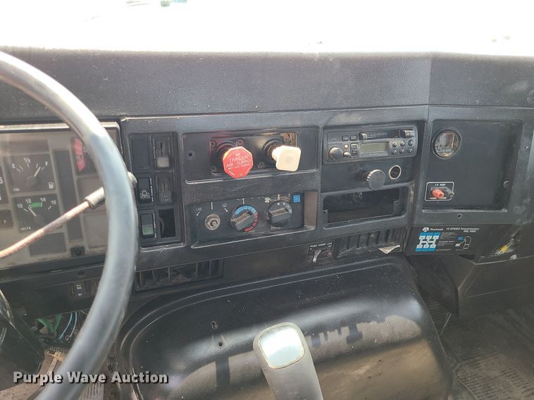 image for item LE9237 1993 International 8200  flatbed truck