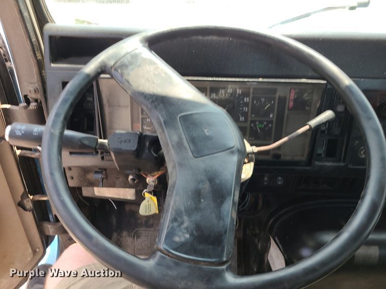 image for item LE9237 1993 International 8200  flatbed truck