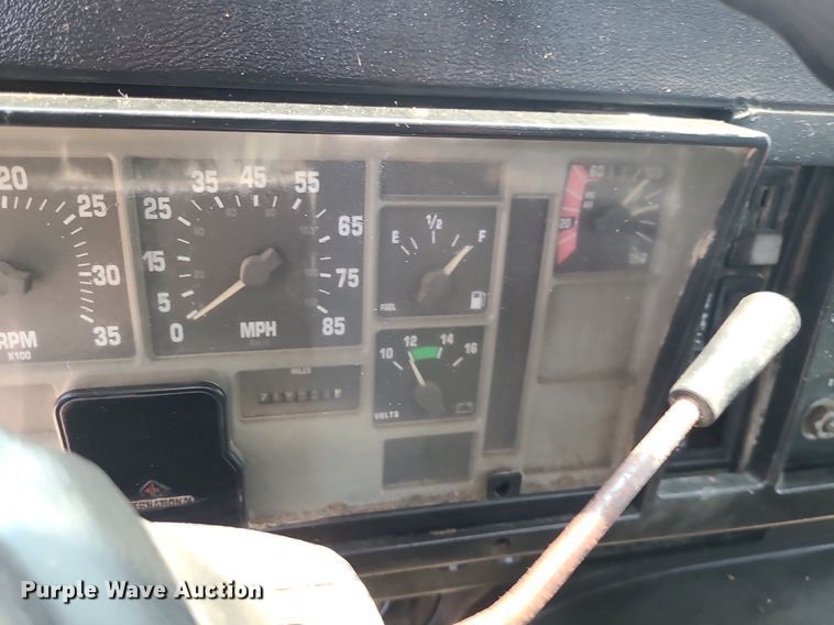 image for item LE9237 1993 International 8200  flatbed truck