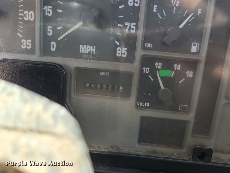 image for item LE9237 1993 International 8200  flatbed truck