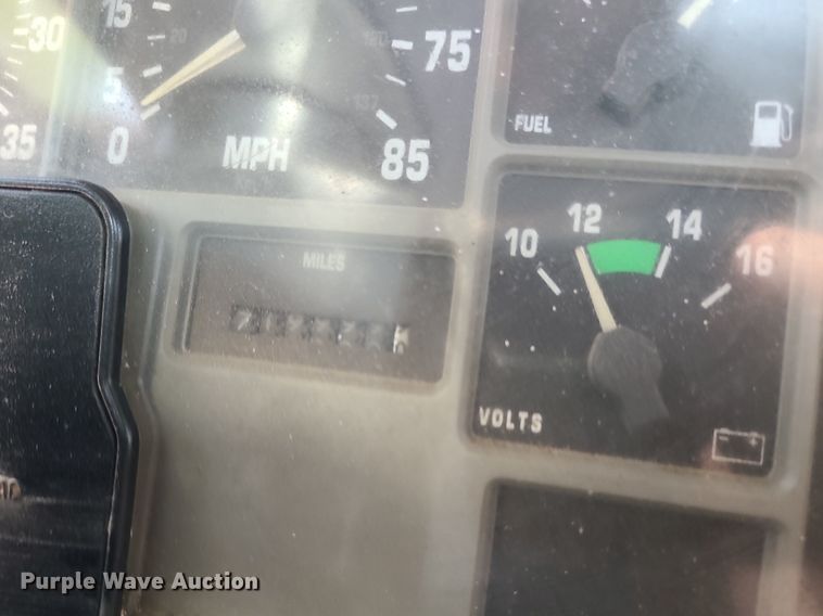 image for item LE9237 1993 International 8200  flatbed truck