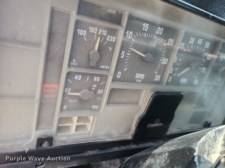 image for item LE9237 1993 International 8200  flatbed truck