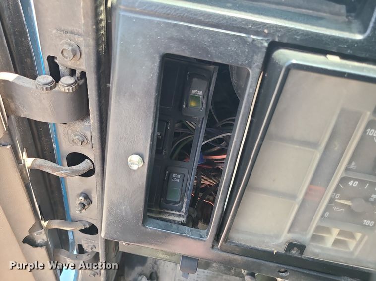 image for item LE9237 1993 International 8200  flatbed truck