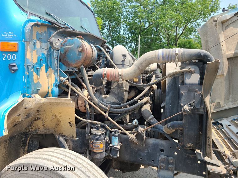 image for item LE9237 1993 International 8200  flatbed truck