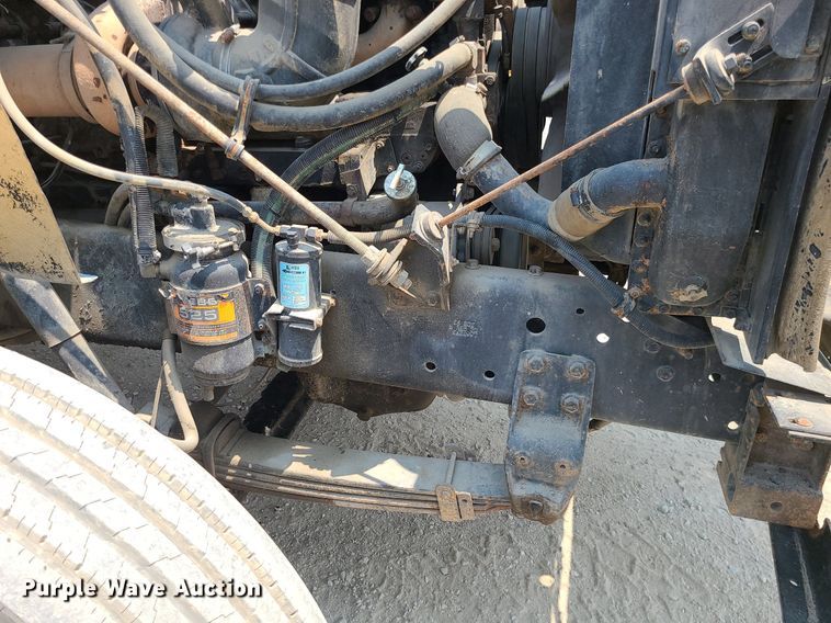 image for item LE9237 1993 International 8200  flatbed truck