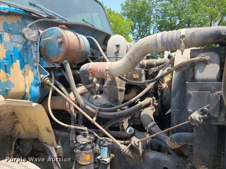 image for item LE9237 1993 International 8200  flatbed truck