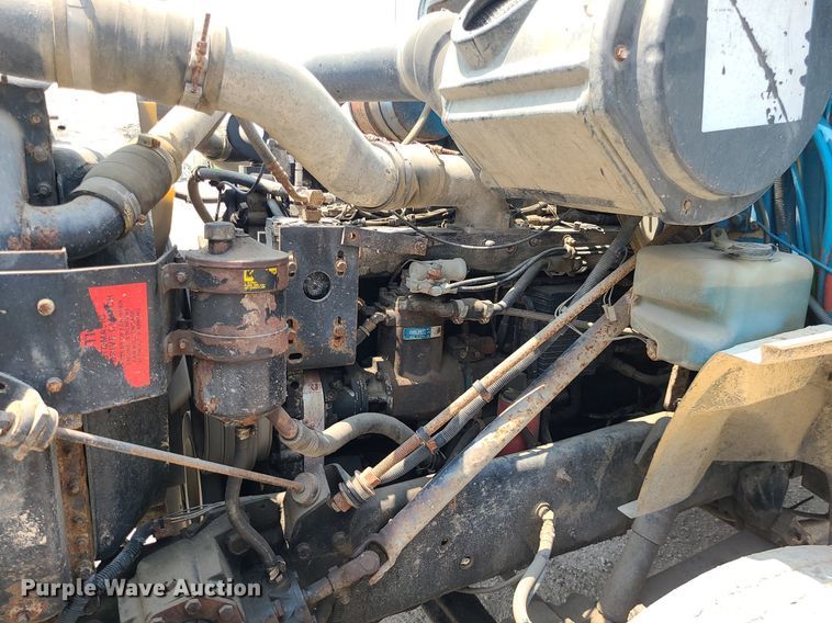 image for item LE9237 1993 International 8200  flatbed truck