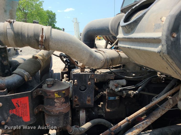 image for item LE9237 1993 International 8200  flatbed truck