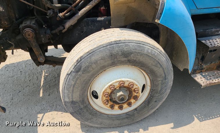 image for item LE9237 1993 International 8200  flatbed truck