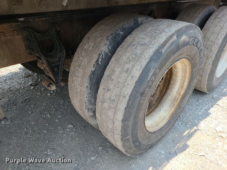 image for item LE9237 1993 International 8200  flatbed truck