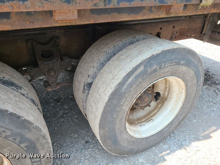 image for item LE9237 1993 International 8200  flatbed truck