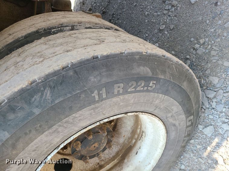 image for item LE9237 1993 International 8200  flatbed truck