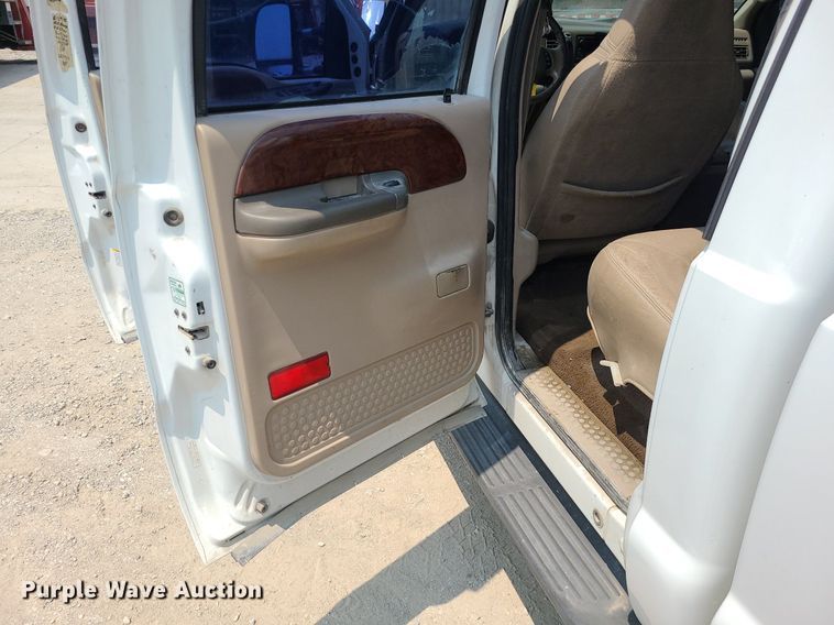 image for item LE9238 2000 Ford F350 Super Duty  Crew Cab pickup truck