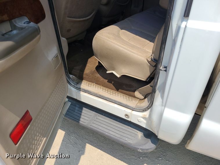 image for item LE9238 2000 Ford F350 Super Duty  Crew Cab pickup truck