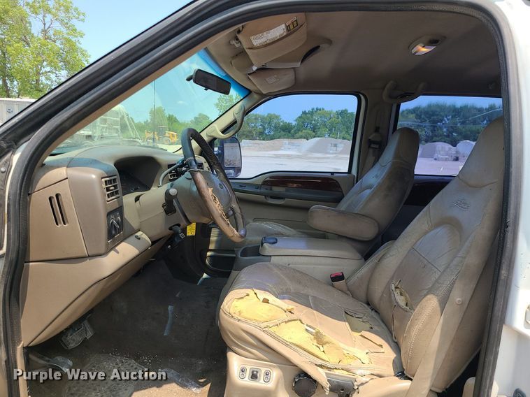 image for item LE9238 2000 Ford F350 Super Duty  Crew Cab pickup truck