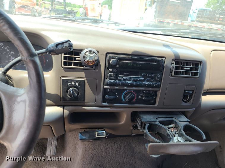 image for item LE9238 2000 Ford F350 Super Duty  Crew Cab pickup truck