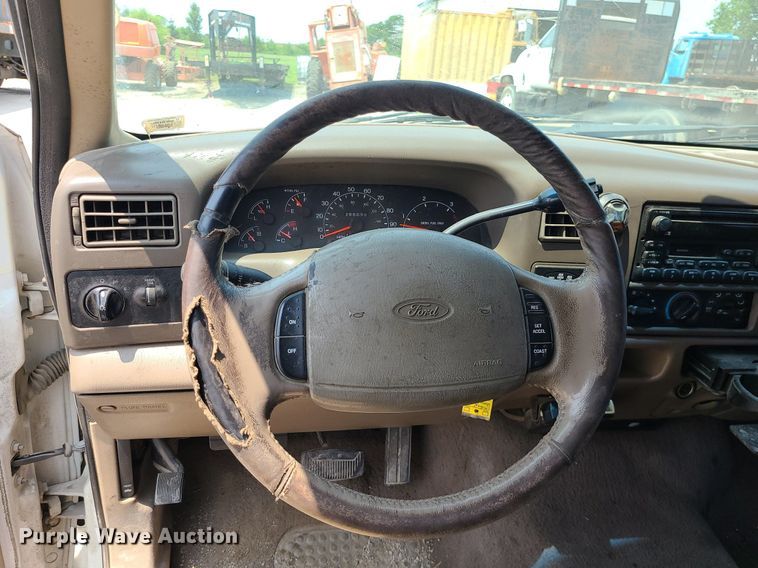 image for item LE9238 2000 Ford F350 Super Duty  Crew Cab pickup truck