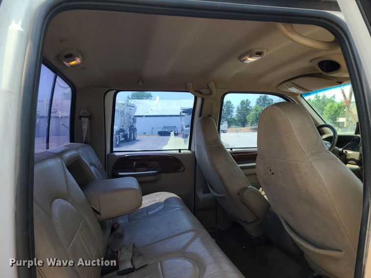 image for item LE9238 2000 Ford F350 Super Duty  Crew Cab pickup truck