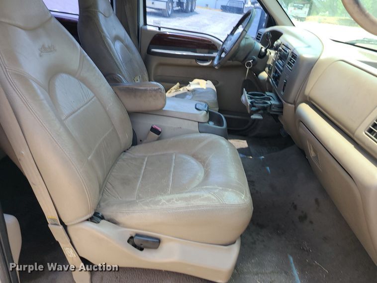 image for item LE9238 2000 Ford F350 Super Duty  Crew Cab pickup truck