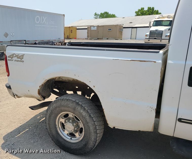 image for item LE9238 2000 Ford F350 Super Duty  Crew Cab pickup truck