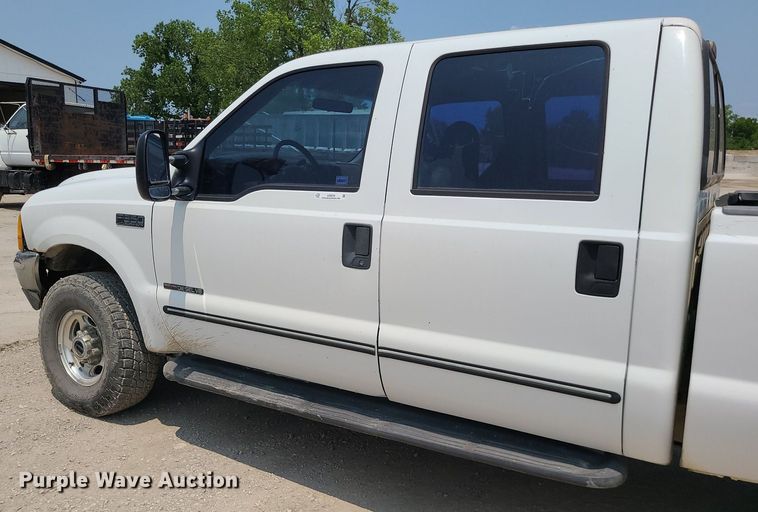 image for item LE9238 2000 Ford F350 Super Duty  Crew Cab pickup truck