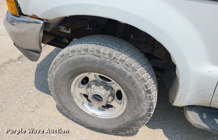 image for item LE9238 2000 Ford F350 Super Duty  Crew Cab pickup truck