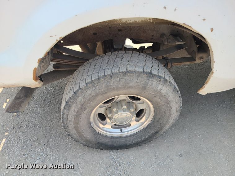 image for item LE9238 2000 Ford F350 Super Duty  Crew Cab pickup truck