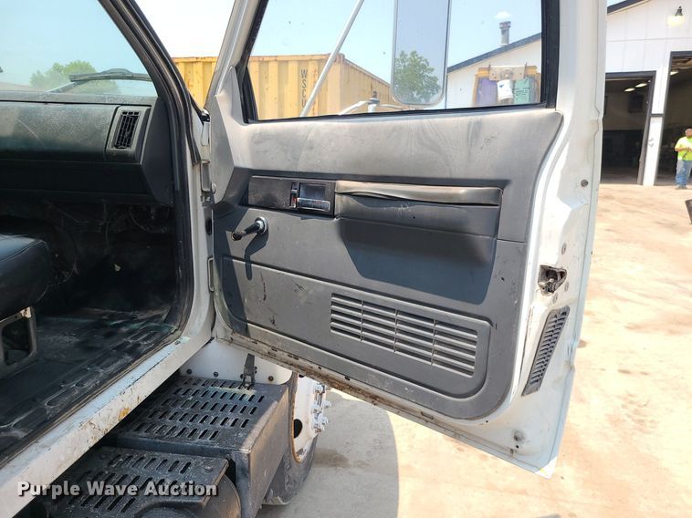 image for item LE9240 1997 GMC C5500  flatbed truck