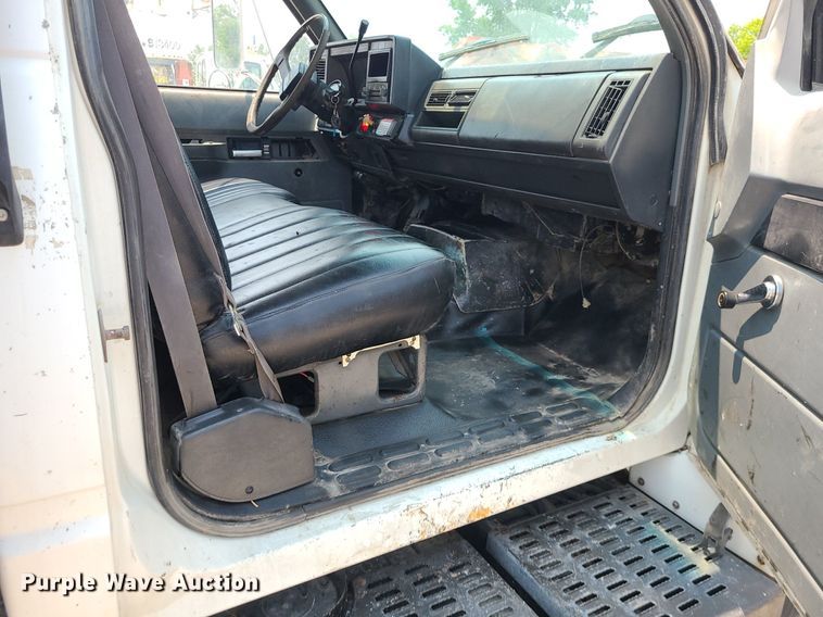 image for item LE9240 1997 GMC C5500  flatbed truck