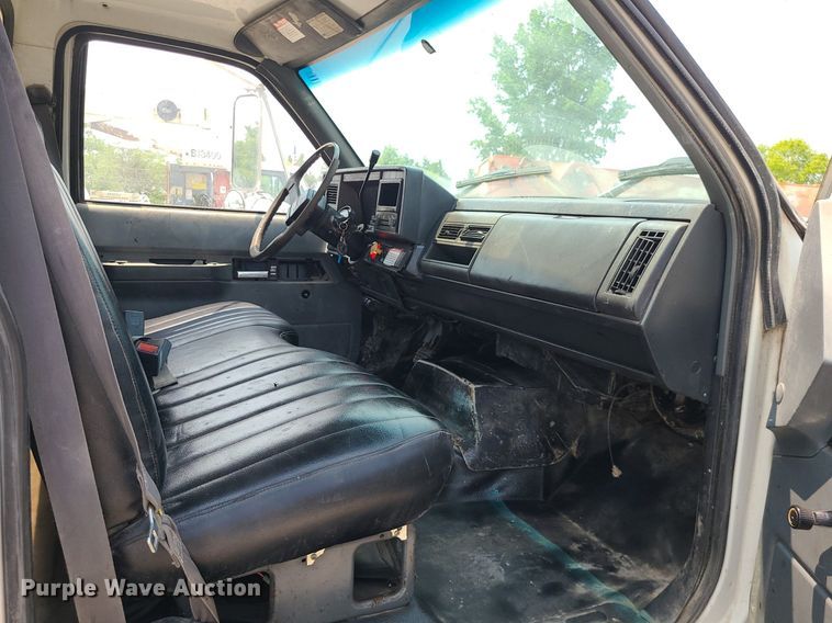 image for item LE9240 1997 GMC C5500  flatbed truck