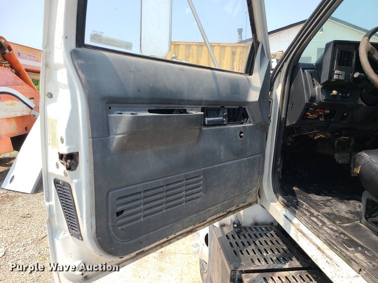 image for item LE9240 1997 GMC C5500  flatbed truck