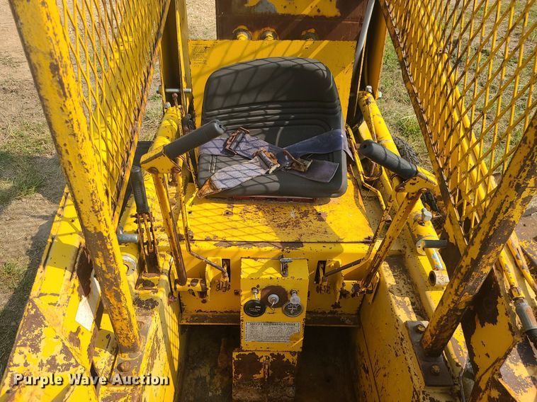 image for item LE9248 Ford CL-20  skid steer loader