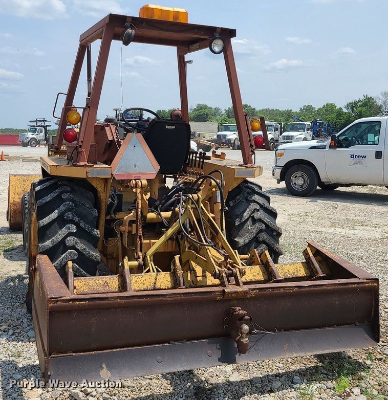 image for item LE9265 1985 Case 480LL  landscape tractor