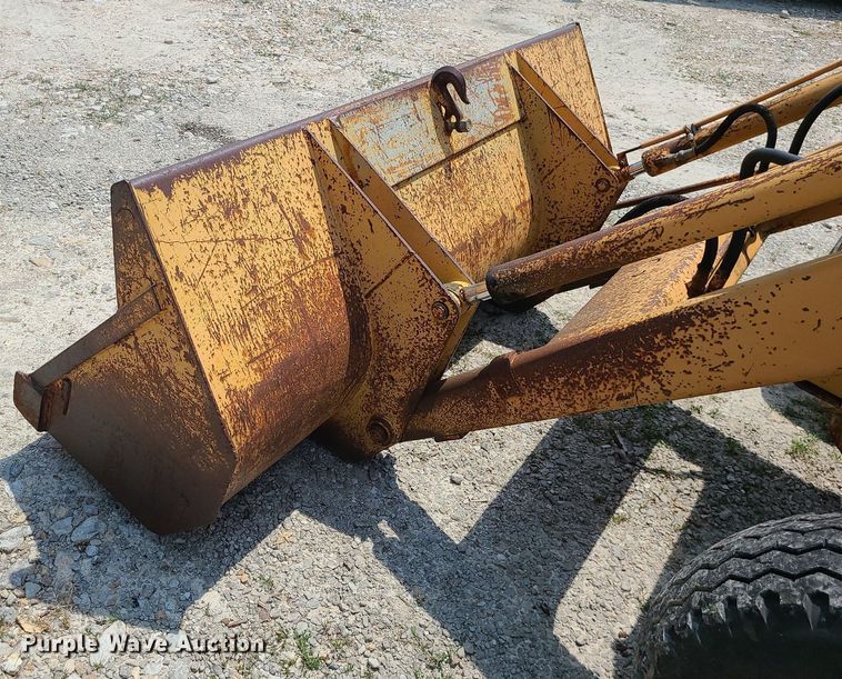 image for item LE9265 1985 Case 480LL  landscape tractor