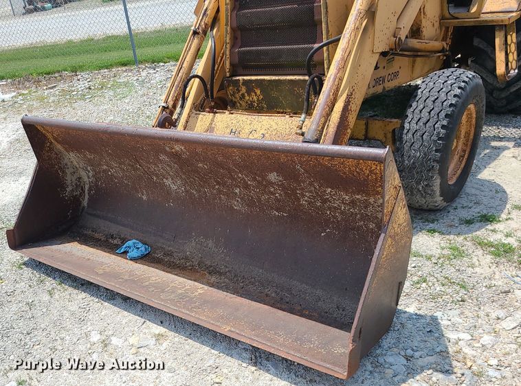 image for item LE9265 1985 Case 480LL  landscape tractor