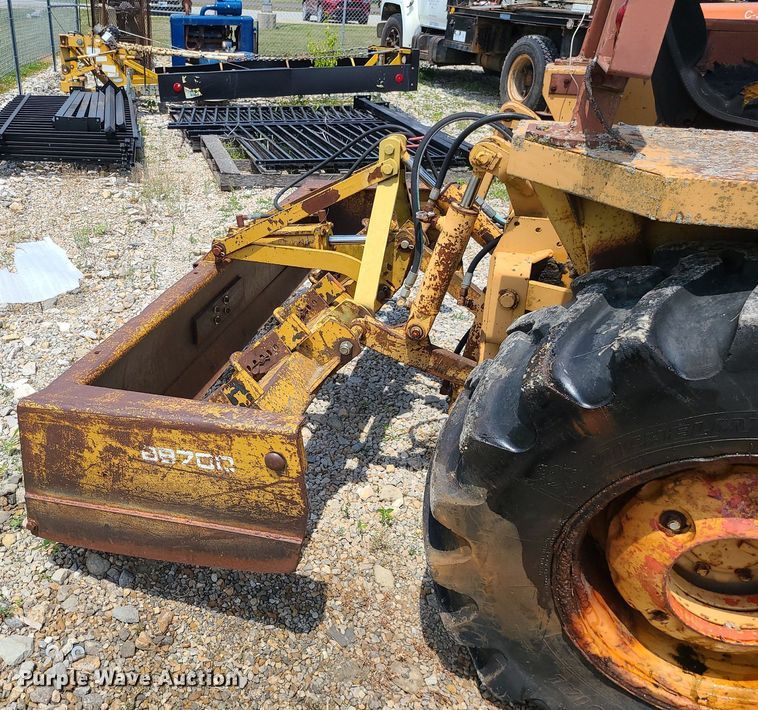 image for item LE9265 1985 Case 480LL  landscape tractor