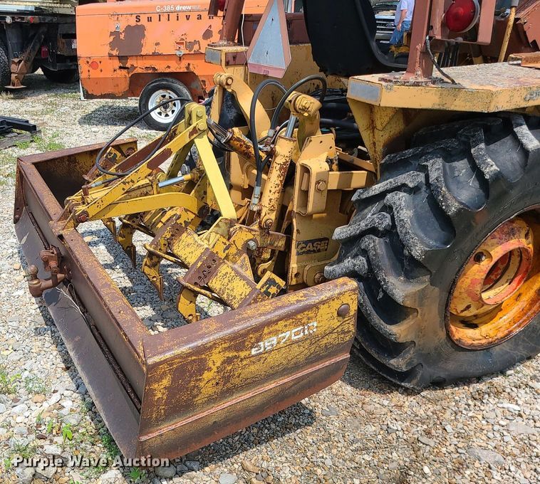 image for item LE9265 1985 Case 480LL  landscape tractor