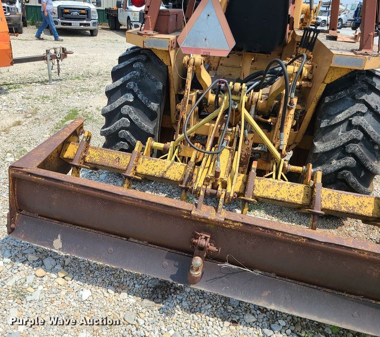 image for item LE9265 1985 Case 480LL  landscape tractor