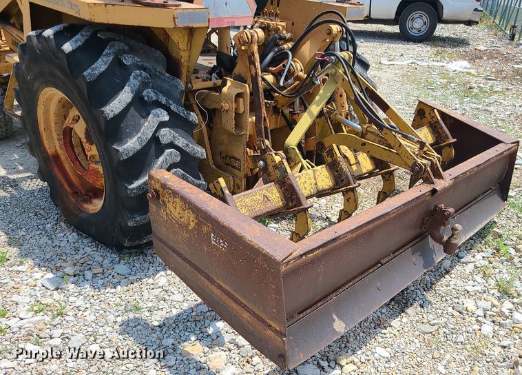 image for item LE9265 1985 Case 480LL  landscape tractor