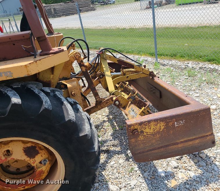 image for item LE9265 1985 Case 480LL  landscape tractor