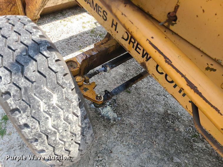 image for item LE9265 1985 Case 480LL  landscape tractor