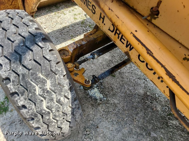 image for item LE9265 1985 Case 480LL  landscape tractor