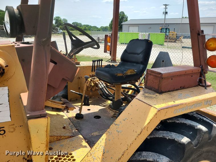 image for item LE9265 1985 Case 480LL  landscape tractor