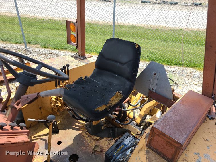 image for item LE9265 1985 Case 480LL  landscape tractor