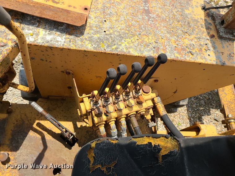 image for item LE9265 1985 Case 480LL  landscape tractor