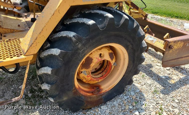 image for item LE9265 1985 Case 480LL  landscape tractor