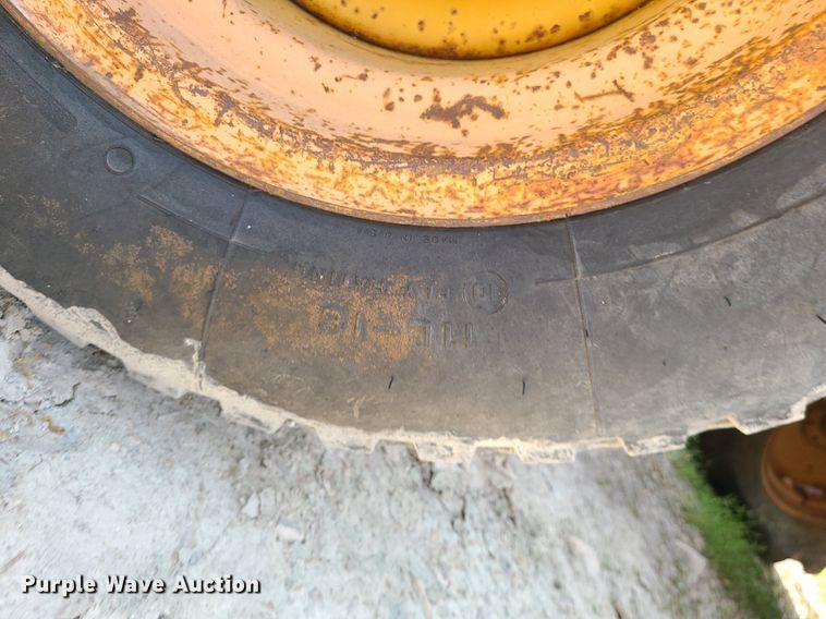 image for item LE9265 1985 Case 480LL  landscape tractor