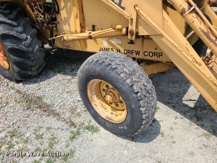 image for item LE9265 1985 Case 480LL  landscape tractor