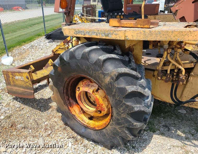 image for item LE9265 1985 Case 480LL  landscape tractor