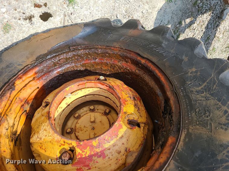 image for item LE9265 1985 Case 480LL  landscape tractor